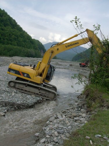 (2009.05.21) Незаконная добыча гравия в русле реки Шахе (г.Сочи)